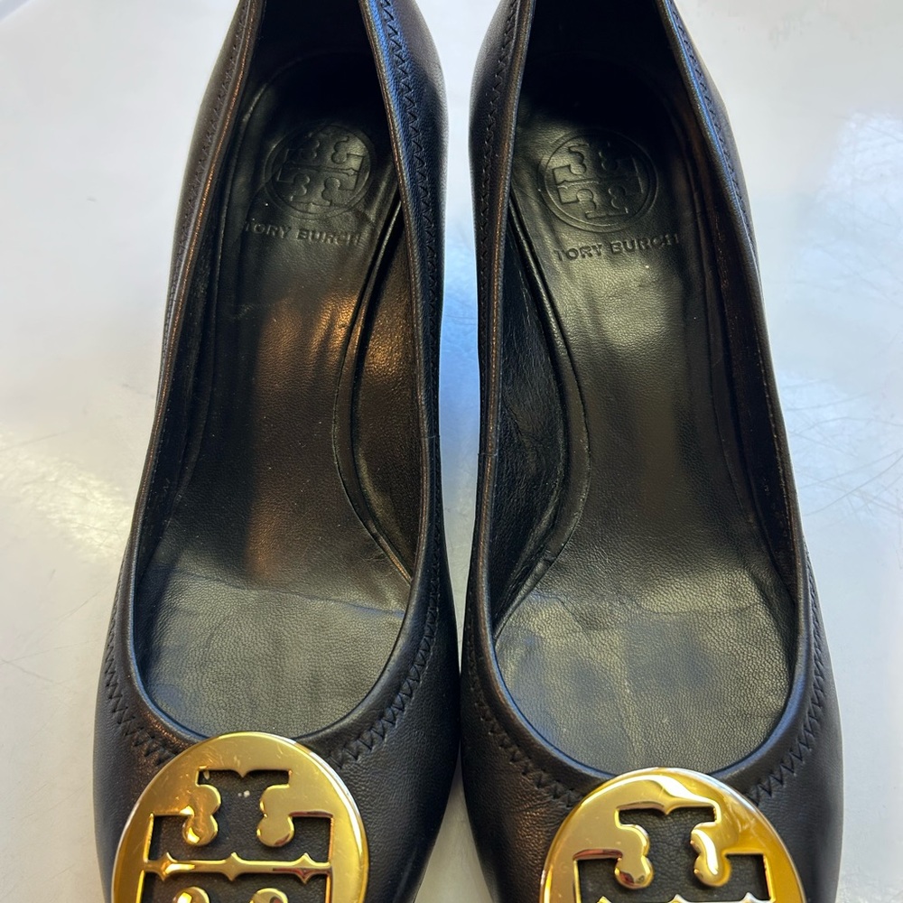 Tory Burch Black Leather Pumps with Gold Logo Sz 7.5